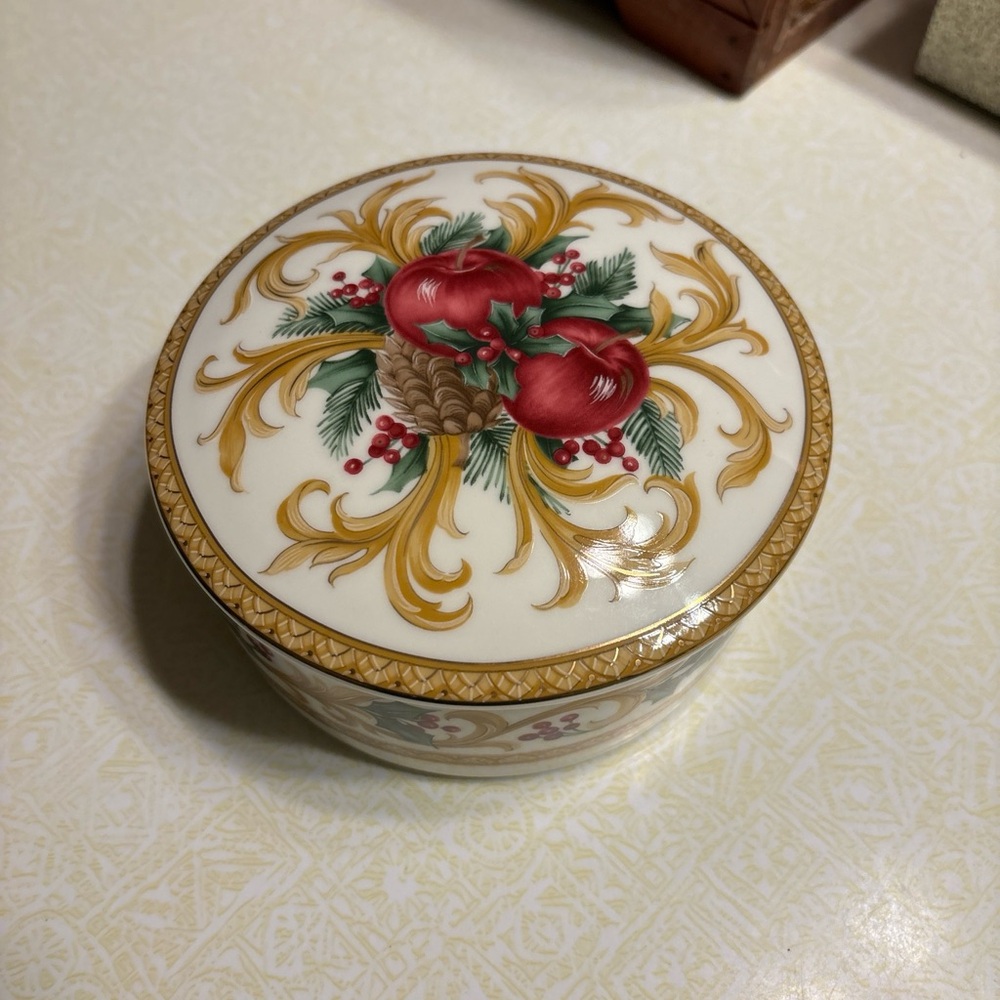 Trinket box by Mikasa
